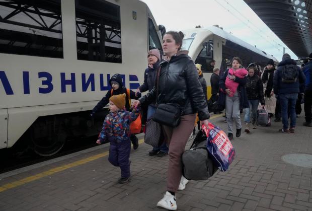 Barrhead News: Ukrainian refugees at a train station. Credit: PA